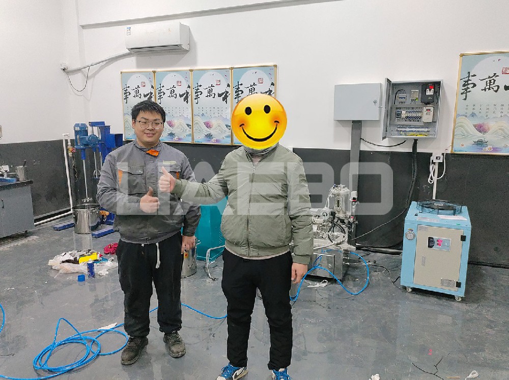 河北某公司1L砂磨機、150三輥機調(diào)試成功